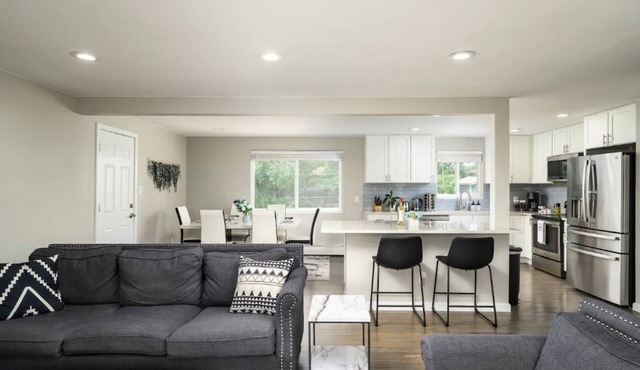 Kid & Adult Playland! Comfy, Spacious, 15min to Downtown