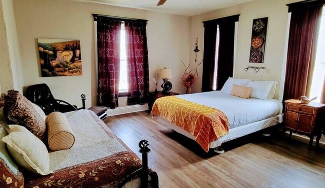 Kid and pet friendly 2 nd floor duplex