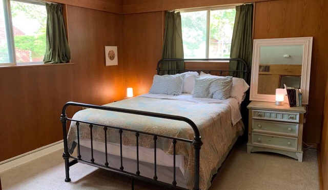 Kid-Friendly Midcentury House 1.2 Miles to Stadium