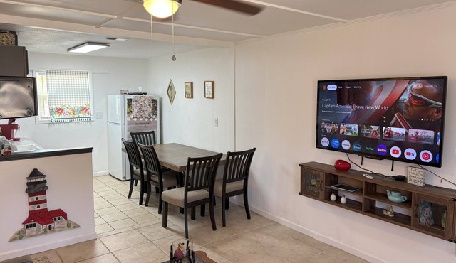 Kid-Friendly/Walk to Playground 2-bedroom house in Gulf Breeze with WiFi and AC