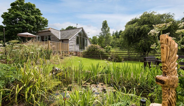 KIDCLEUGH HIDE, pet friendly, with open fire in Duns