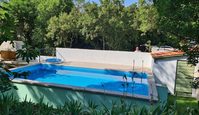 Kids friendly house with large private, fenced garden, pool, 1km beach