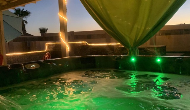 KIDS LOVE ME! Neon 5 Waterfall Heated Pool, HOT TUB, Putting Greens & Fire Pit