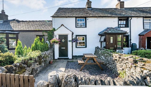 KIDSTY COTTAGE, pet friendly, character holiday cottage in Shap