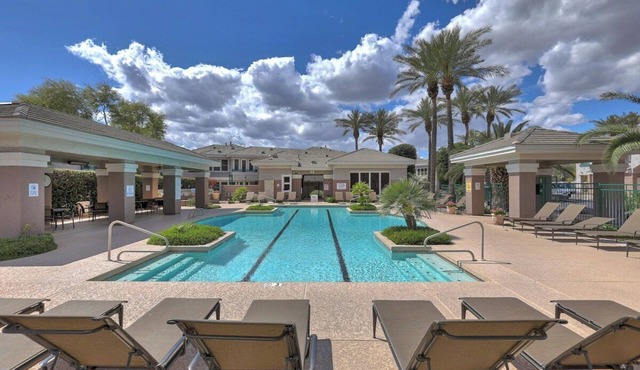 Kierland Greens Retreat modern condo with Resort Amenities and golfing nearby