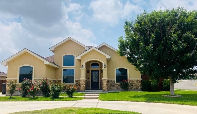 Kika’s House-Lovely 4 Bedroom Home, Entertainment Patio, newly furnished