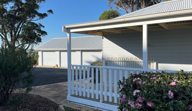 Kilcunda beach house in the hills - sleeps 11