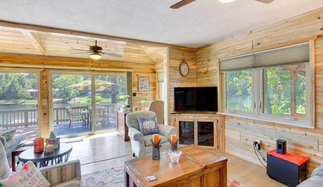 Kilgore Lakefront Home w/Private Dock & Pier!