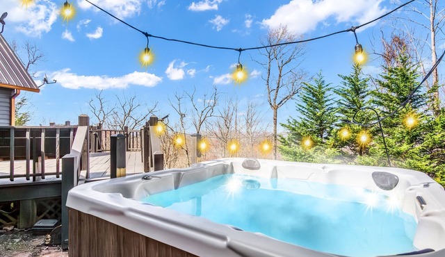 Killer Views of Lake + Pickleball + Hot Tub + Private