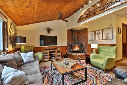 Killington Mountain Retreat -Great Group Ski House! Close to Resort - Hot Tub - Ski Rental Deals