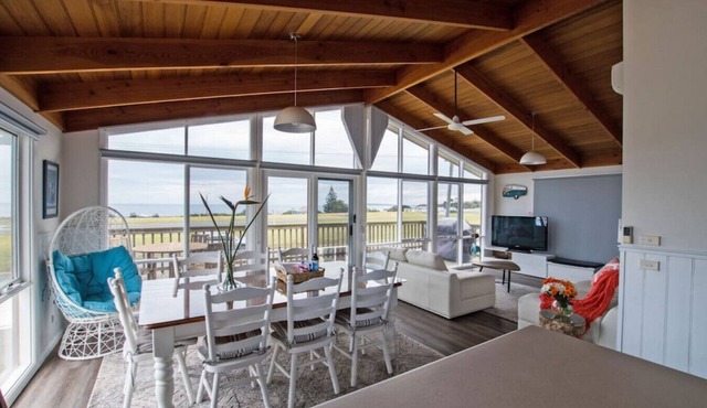 Killy Views Stunning Oceanfront View, Pet Friendly, Fireplace sleeps 7, 10 minutes to Phillip Island FREE EV Charging station (7kW)