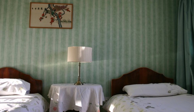 Kilmarnock, Roomy house sleeping 6 in 3 bedrooms near to the A77 and the town.