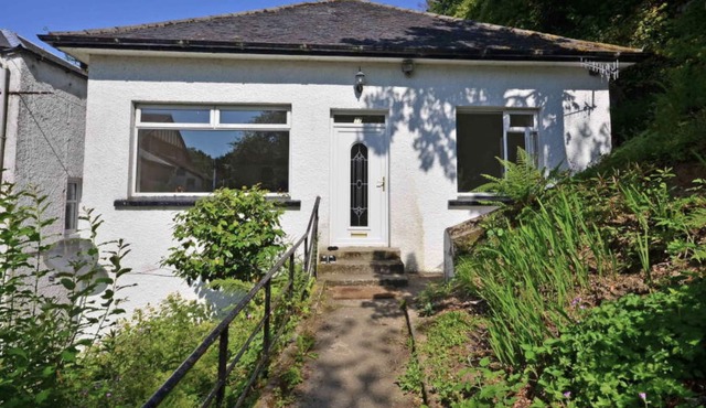Kilmun Court Villa, modern home, stones throw away from Holy Loch.