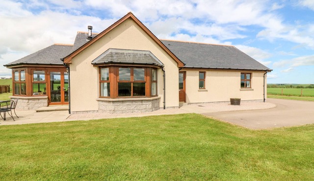 KILNARY COTTAGE, country holiday cottage, with open fire in Pitmedden