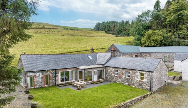 KILNMARK BOTHY, pet friendly, character holiday cottage in Moniaive