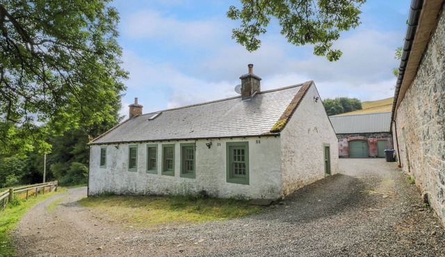 KILNMARK FARMHOUSE, pet friendly, with open fire in Moniaive