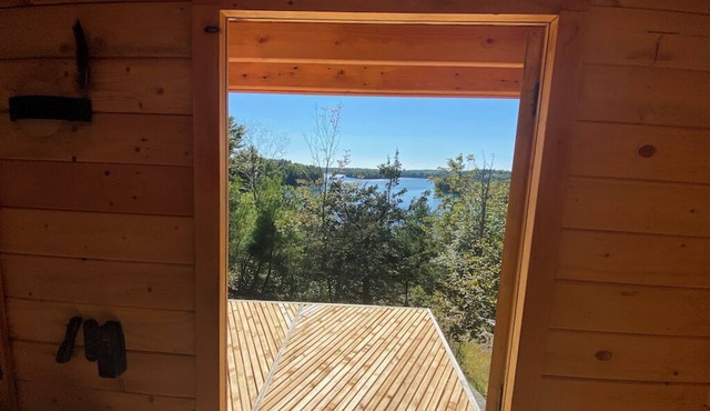 Kiltearn on the Peak: Cozy off-grid tiny house with an amazing lake view
