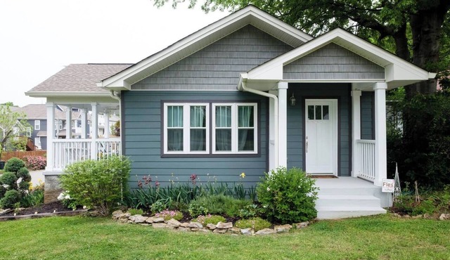 Kimi's Cottage: Class & Character- 2 bedroom cottage in Nashville, TN