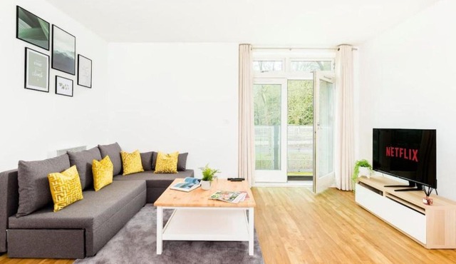 Kinara Properties - Luxury 2 Bed Apartment, Local to UoB, QE, Royal Orthopaedic Hospital, 10 mins from Birmingham City Centre, Free Parking