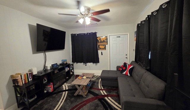 Kind Nest - 15 mins from downtown, airport, and beach. Washer/dryer available