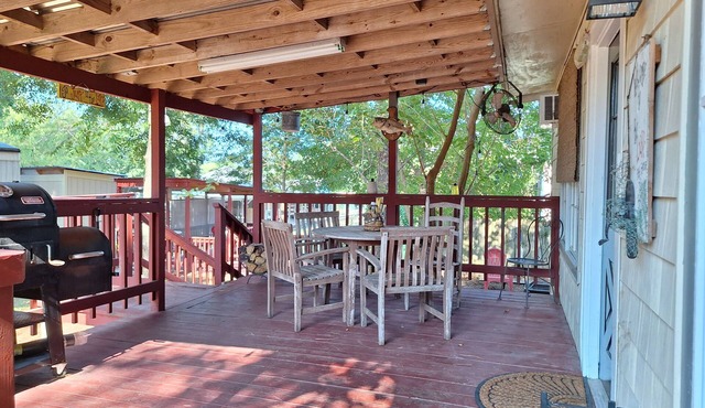 Kind of a Lake House- 2-bedroom on the canal; boat ramp, fishing, nature!