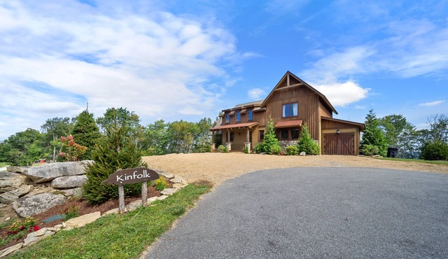 Kinfolk at Eagles Nest - hot tub, firepit, walk to Winery, huge sunrise and sunset views