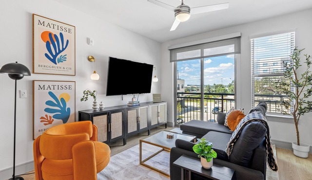 King 1 BD 1BA Suite w Pool/Gym/Parking & Office!