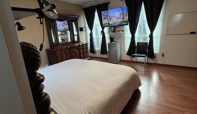 King 1: King Room + Single Bed (3 Persons)