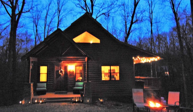 KING, 10 STAR CABIN, HOT TUB, POOLTABLE, DOGS OK, 4 TVs, WIFI, DECK, GRILL