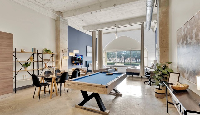 King 1B Steps to Downtown Parking and Gym Sleeps 6