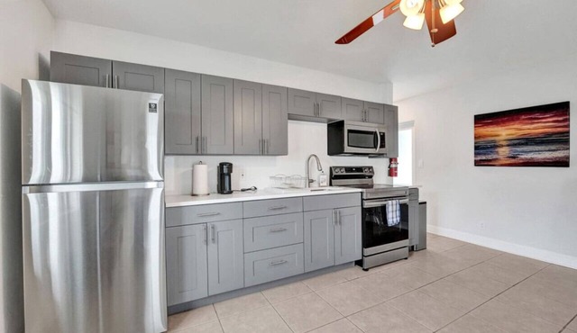 King 1BD w/ Pool, Grill, Near Beach & Downtown