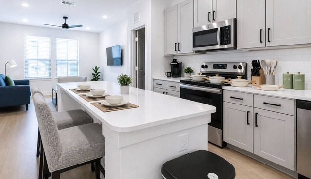 King 1BR · Extended Stay · Pool & Gym + Laundry