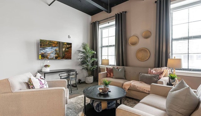 King 1BR Near Temple and La Salle with Free Parking for Extended Stays