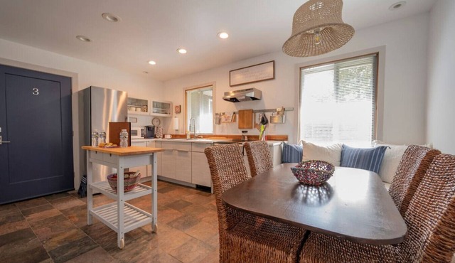 King + 2 Queen Beds | 3 Smart TV`s | *WALK to LU*