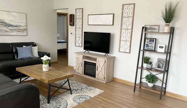 King & 2 Queen Beds, Centrally Located 15 Minutes from Anywhere in Des Moinesn