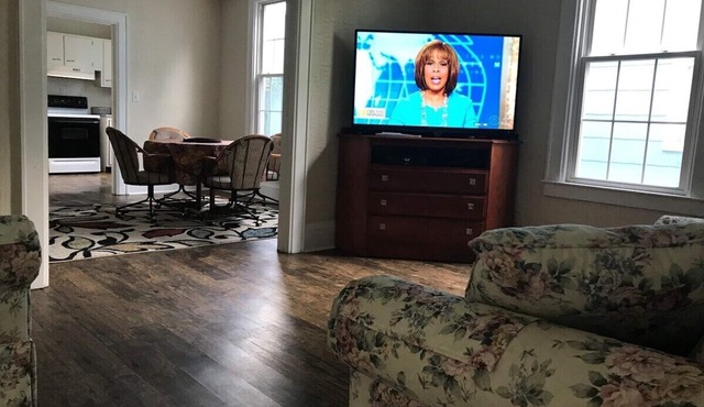 King & 2 Queens 55” Smart TV cable Convenient