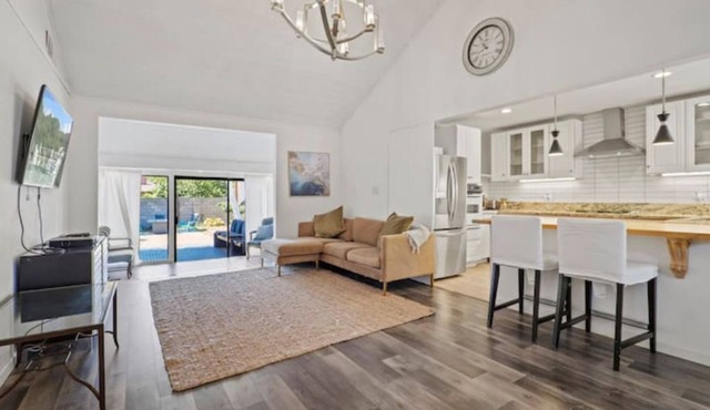 King 4BD 2BR W/Backyard Close To Everything in LA