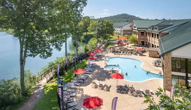 King ADA Room + Tub | Park & Lake Access