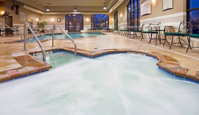 King and Queen bed | Pool + Gym + FREE Breakfast