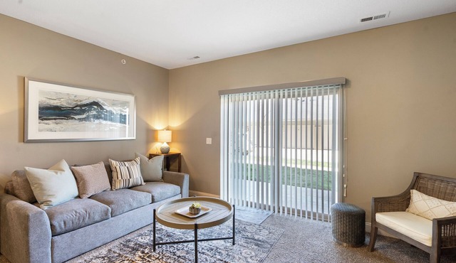 King and Queen Ground Floor End Unit w/Garage/Pool/Gym