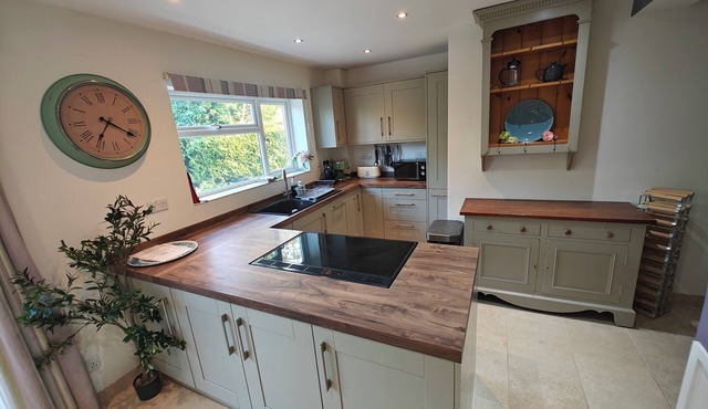 King Arthur’s Rest - Country House, Garden & Hot Tub. Sleeps 10! Pet friendly