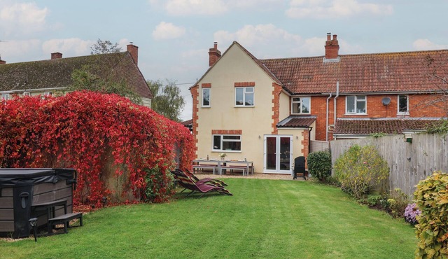 KING ARTHUR'S REST, pet friendly, with hot tub in Queen Camel