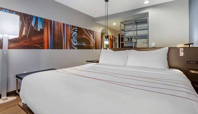 King Balcony Haven Near Light Rail | Spacious Modern Room | Outdoor Pool