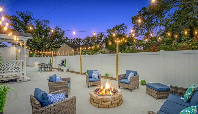 King bd/Charming 2 story cottage w/Private Yard