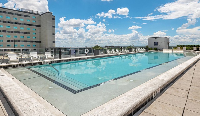 * King Bd, Pool ,Parking : Beautiful 2Bed2bath:02