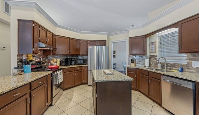 King Bed- 10 Guests- Dogs-fenced yrd-deck