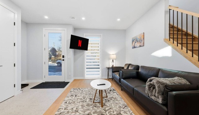 King Bed 10 Minutes To Downtown Luxury Townhouse