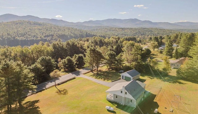 King bed + 100 acres to explore + Mountain Views