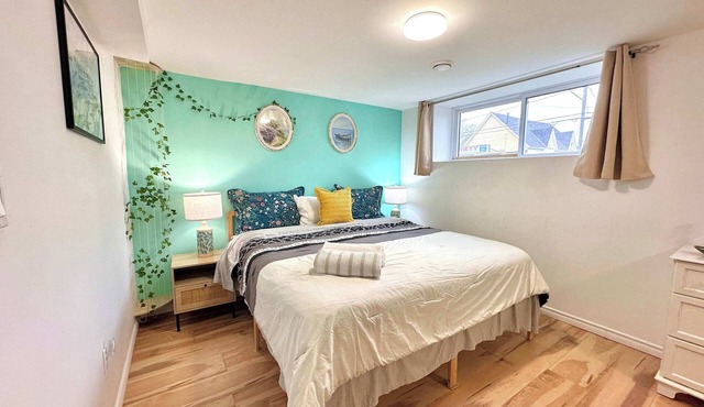 King Bed 1BR Plus Den Near Nickel Beach and Marina
