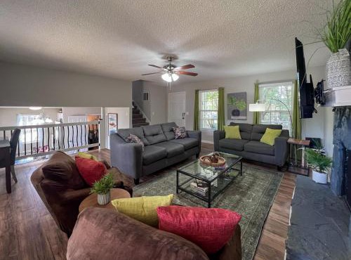 King Bed! 2 Living-rooms! Patio! BBQ Grill